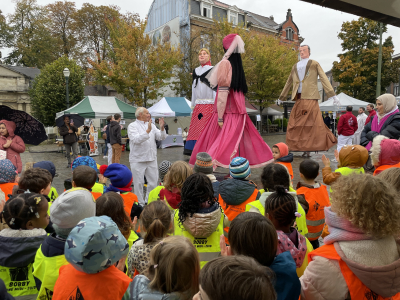 reuzen en kinderen tijdens de markt